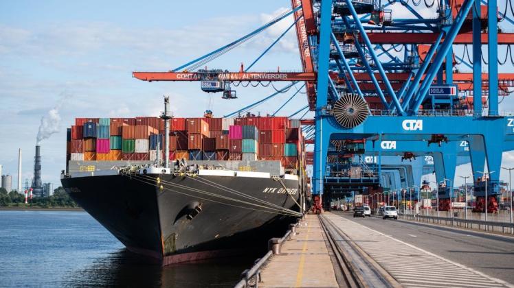Ein Schiff wird am Container Terminal Altenwerder im Hamburger Hafen von Containerbrücken be- und entladen.