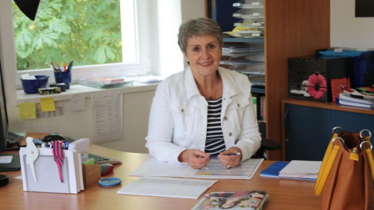 Die neue Rektorin  Mechthild Athmer an ihrem Schreibtisch in der Grundschule Alt-Lotte.