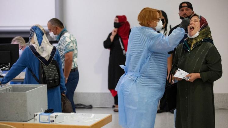 Reiserückkehrer aus der als Risikogebiet deklarierten Türkei lassen sich am Flughafen Münster Osnabrück (FMO) freiwillig auf Corona testen lassen. Reiserückkehrer aus der als Risikogebiet deklarierten Türkei lassen sich am Flughafen Münster Osnabrück (FMO) freiwillig auf Corona testen lassen.