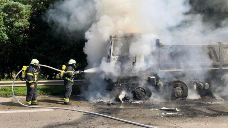 Als die Feuerwehr vor Ort eintraf, stand der Lastwagen bereits in Flammen.