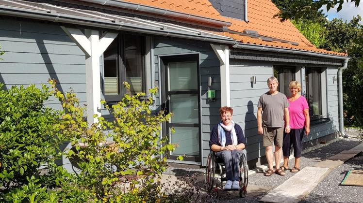 Vor dem erfolgreich sanierten Einfamilienhaus, das im vergangenen Jahr mit der „Grünen Hausnummer“ ausgezeichnet wurde: (von links) Yvonne Hermann von der Kreisverwaltung sowie die Hausbesitzer Uwe und Vera Fastenau. Vor dem erfolgreich sanierten Einfamilienhaus, das im vergangenen Jahr mit der „Grünen Hausnummer“ ausgezeichnet wurde: (von links) Yvonne Hermann von der Kreisverwaltung sowie die Hausbesitzer Uwe und Vera Fastenau.
