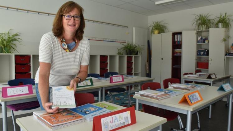 Die stellvertretende Leiterin der Grundschule der Kinder- und Jugendkunstakademie in Kassebohm, Anita Bergt, legte in der letzten Ferienwoche den hauseigenen Planer für die Erstklässler bereit.