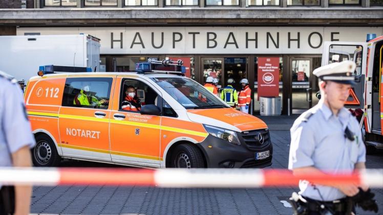 Einsatzkräfte der Polizei und Feuerwehr stehen vor dem Hauptbahnhof. Der Hauptbahnhof wurde evakuiert. Es gebe Hinweise auf eine Brandstiftung, sagte ein Polizeisprecher.