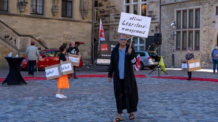 Vor dem Osnabrücker Rathaus wurde am Freitag erneut gegen die geplante Schließung des Warenhauses Galeria-Kaufhof demonstriert. Vor dem Osnabrücker Rathaus wurde am Freitag erneut gegen die geplante Schließung des Warenhauses Galeria-Kaufhof demonstriert.