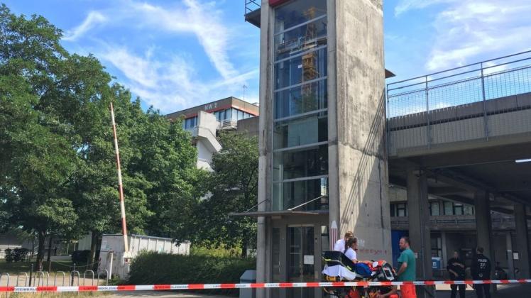 Rettungskräfte und Polizisten stehen auf dem Gelände der Bremer Universität. Dort floh ein Mann nach einer Gewalttat auf das Dach eines Gebäudes. Rettungskräfte und Polizisten stehen auf dem Gelände der Bremer Universität. Dort floh ein Mann nach einer Gewalttat auf das Dach eines Gebäudes.