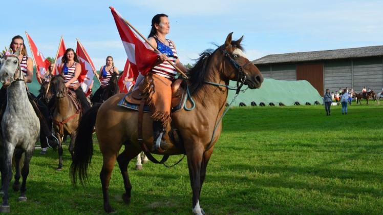 Zur Einführung der Reitershow auf der Comanchen-Ranch schwingen die Reiterinnen die kanadischen Flaggen. Ganz vorne: Ranch-Chefin Karina Vandersee mit Wallach Paco.