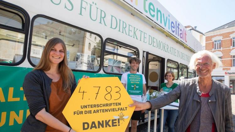 Werner Küppers war mit seinem "Omnibus" unterwegs und hat Unterschriften für das von Grünen und Naturschutzverbänden initiierte Volksbegehren "Artenvielfalt. Jetzt" gesammelt und sie jetzt in Osnabrück an die Grünen-Landesvorsitzende Anna Kura überreicht.