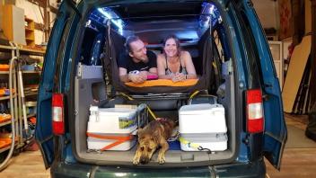 Simon Spellmeyer, seine Freundin Lynn und Hund Cici bereiten sich mit dem Autohimmelbett auf ihre Urlaubstour durch Deutschland vor.