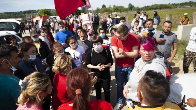Spargelernte-Helfer protestierten im Mai in Bornheim gegen schlechte Arbeitsbedingungen.