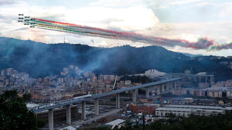 Eine Gesamtansicht der neuen Brücke von Genua. Der gigantische Bau auf hohen Stelzen ersetzt die Morandi-Brücke, die vor zwei Jahren eingestürzt war.