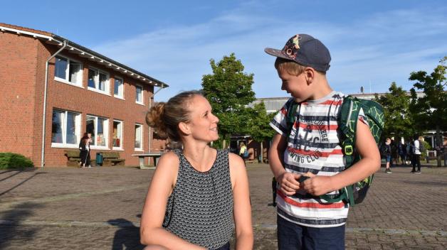 Nachdem Paul Hinz (6) am Schultor schon von der Schulleiterin begrüßt wurde, brachte Klassenlehrerin Antje Klöckner ihn zu seinen Mitschülern.