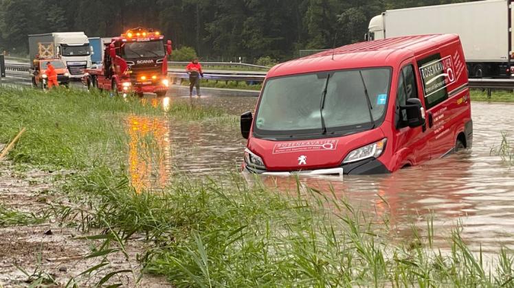 Ein Transporterfahrer hängt mit seinem Fahrzeug in den Fluten. Die Autobahn A8 ist zwischen Achenmühle und Frasdorf in beiden Richtungen wegen Hochwasser voll gesperrt.
