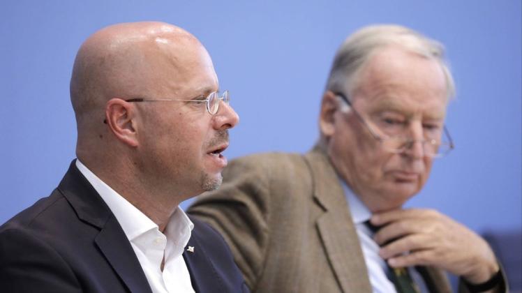 Andreas Kalbitz (l.) lässt sein Amt als Fraktionschef im Landtag in Potsdam ruhen.