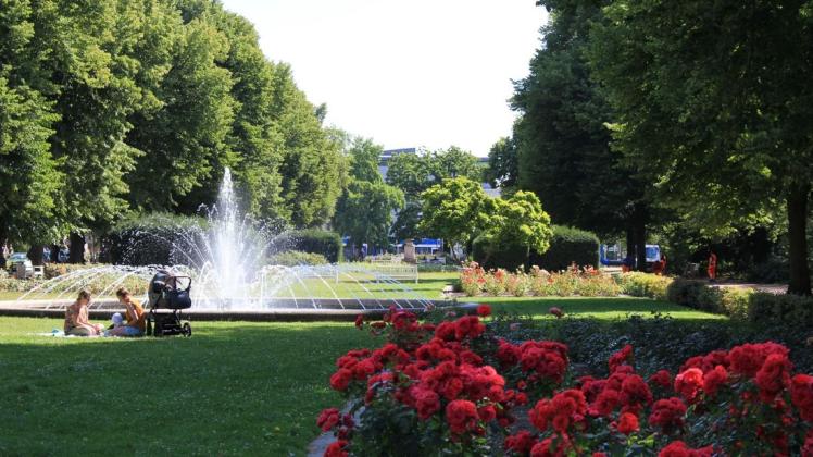 Im Herzen Rostocks liegt der Rosengarten, eine der beliebtesten Parkanlagen der Hansestadt. Im Herzen Rostocks liegt der Rosengarten, eine der beliebtesten Parkanlagen der Hansestadt.