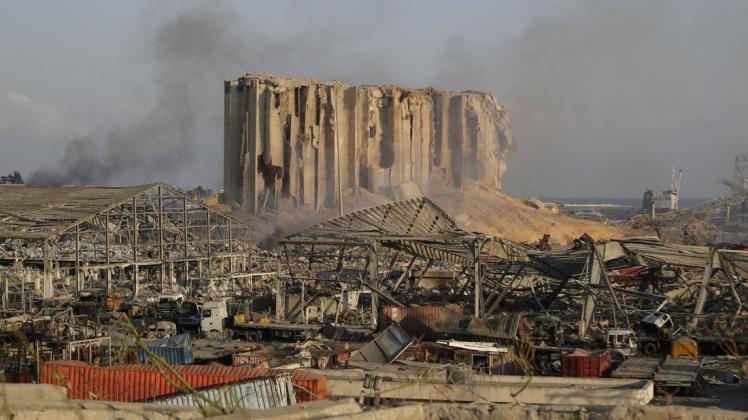 Gebäude sind nach einer massiven Explosion zerstört. Die Explosion legte einen Großteil eines Hafens lahm und beschädigte Gebäude in ganz Beirut. Gebäude sind nach einer massiven Explosion zerstört. Die Explosion legte einen Großteil eines Hafens lahm und beschädigte Gebäude in ganz Beirut.