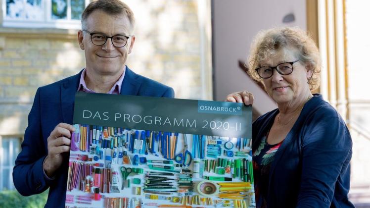 Präsentieren das neue Programm: VHS-Geschäftsführer Tobias Pischel de Ascensão und die stellvertretende Leiterin Cornelia Wenning.