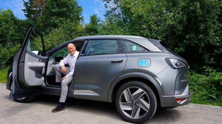 In ein neues Zeitalter der Mobilität rollt Alex Deitermann mit seinem H2-Auto, einem Hyundai Nexo.