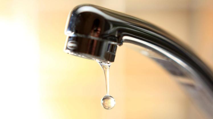 Kein Wasser aus der Leitung: Lauenauer sollen Wasser im Supermarkt kaufen.
