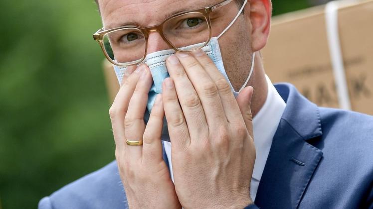Bundesgesundheitsminister Jens Spahn bei der Übergabe der ersten Lieferung von 100 Millionen gespendeten Schutzmasken durch das Unternehmen BASF SE im Juni.