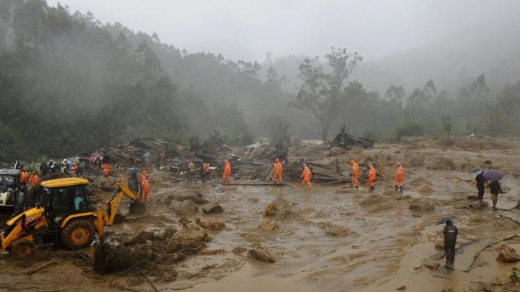 Einsatzkräfte arbeiten im Distrikt Idukki in einem Gebiet, in dem sich nach starkem Monsunregen ein Erdrutsch ereignete.