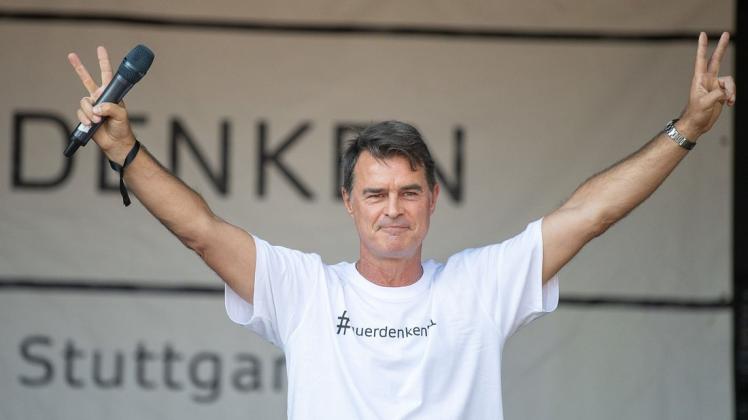 Thomas Berthold, ehemaliger Fußballspieler, spricht am Samstag während einer Kundgebung der Initiative "Querdenken 711" in Stuttgart.