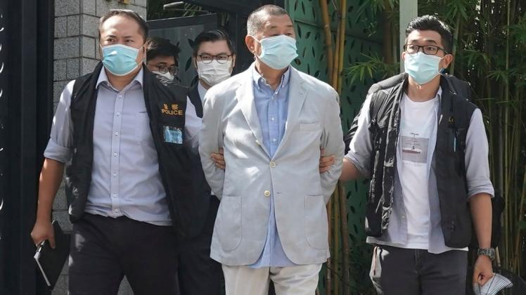 Hongkong: Verleger Jimmy Lai (M.) und Gründer der Lokalzeitung Apple Daily wird in seinem Haus verhaftet.