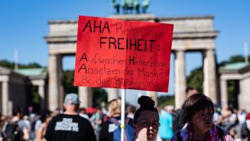 Wie wirkt sich die Corona-Krise auf unser gemeinsames Verständnis von Gesellschaft aus? Diese Teilnehmer der Querdenken-Demonstration in Berlin vom ersten Augustwochenende haben dazu ihre eigene Meinung.
