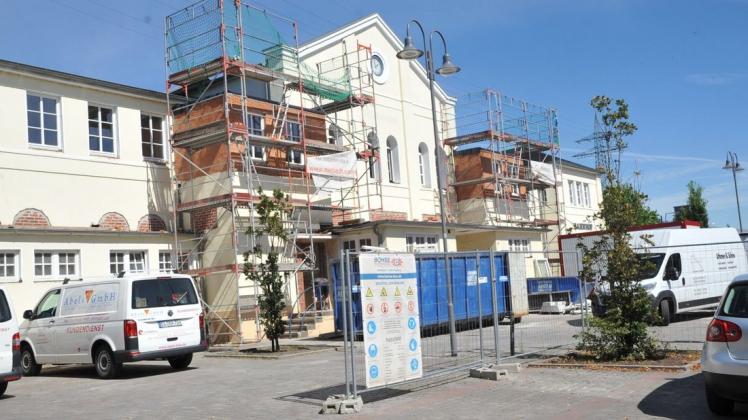 Komplett entkernt wurde das denkmalgeschützte Bahnhofsgebäude. Einzig sichtbare bauliche Veränderung von außen sind zwei Fluchttreppenhäuser links und rechts vom Giebel. Komplett entkernt wurde das denkmalgeschützte Bahnhofsgebäude. Einzig sichtbare bauliche Veränderung von außen sind zwei Fluchttreppenhäuser links und rechts vom Giebel.