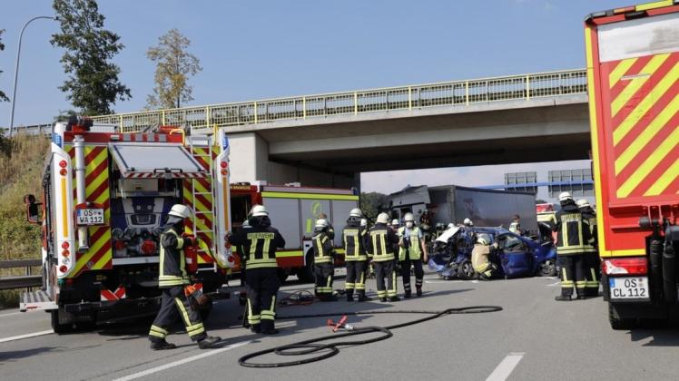 In den tödlichen Unfall auf der A1 bei Wallenhorst waren laut Polizei zwei Autos und zwei Sattelzüge verwickelt.