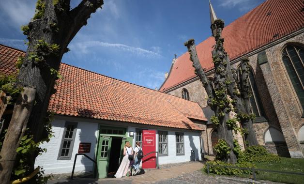 Das Kloster zum Heiligen Kreuz mit der Klosterkirche (r). Das Kloster wurde 1270 von Königin Margarete von Dänemark gestiftet. Heute ist es Sitz des Kulturhistorischen Museums.