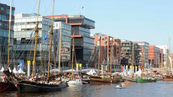 Der Sandtorhafen ist das älteste Hafenbecken Hamburgs. Wo früher Schiffsladungen gelöscht und in der Speicherstadt gelagert wurden, schunkeln heute Traditionsschiffe vor moderner Stahl-Glas-Klinker Architektur.