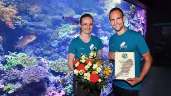 Jetzt preisgekrönt, das Great-Barrier-Reef-Becken im Darwineum. Tierpflegerin Jana Wohlfahrt und Kurator für Aquaristik, Terraristik und Vögel, Markus Klamt, sind stolz auf den Preis.