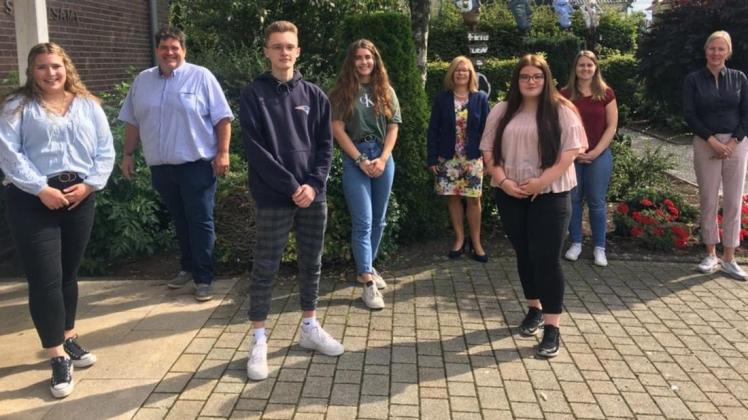 Die neuen Budfis der Samtgemeinde Neuenkirchen haben ihre Arbeit aufgenommen (von link): Lorena Beer, Julius Bergmann, Lois Rotermann und Emily Scharf. Unser Bild zeigt sie mit Uwe Hummert (Zweiter von links), Hildegard Schwertmann-Nicolay (Fünfte von links), Jugendpflegerin Anna Feldmann (Siebte von links) und Doris Bembom (rechts).