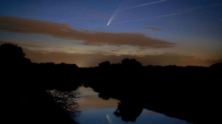 Über dem Nachthimmel von Wachendorf bei Lingen hat Karsten Papke im Juli auch den Kometen Neowise im Bild festgehalten.