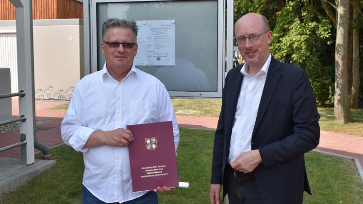 Uwe Leonhardt (l.), Bürgermeister von Admannshagen-Bargeshagen freut sich über einen Fördermittelbescheid von MV-Infrastrukturminister Christian Pegel für das letzte Stück fehlenden Radwegs in seiner Gemeinde. Uwe Leonhardt (l.), Bürgermeister von Admannshagen-Bargeshagen freut sich über einen Fördermittelbescheid von MV-Infrastrukturminister Christian Pegel für das letzte Stück fehlenden Radwegs in seiner Gemeinde.
