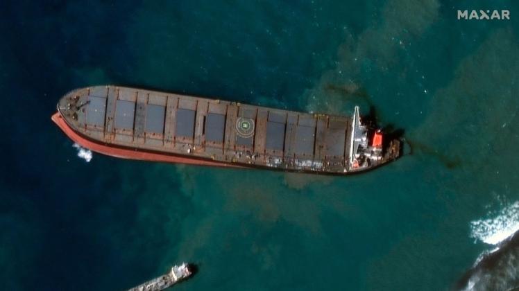 Mauritius: Aus dem havarierten Frachter laufen tonnenweise Öl ins Meer.