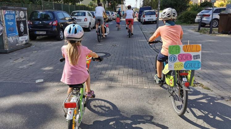 Insgesamt 75 Kinder und Erwachsene nahmen am Sonntag an der Demonstration für sichere Radwege teil.