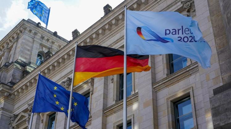 Der Bundestag, der im Reichstagsgebäude in Berlin seinen Sitz hat, ist das Herz der Demokratie in Deutschland.