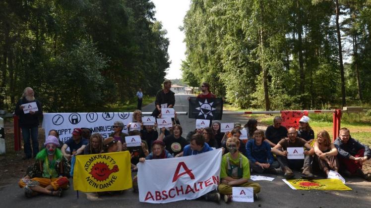 Schon seit Jahren fordern Atomkraftgegner, wie hier bei einer Blockade 2013, die Abschaltung der Lingener Brennelementefabrik ANF. Foto: Wilfried Roggendorf