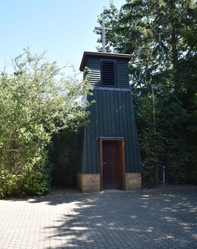 Den Glockenturm hatte die Slütergemeinde durch spenden finanziert. Den Glockenturm hatte die Slütergemeinde durch spenden finanziert.