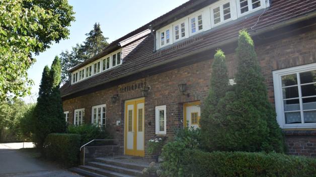 Das Slüterhaus kann von gehbehinderten oder älteren Gemeindemitgliedern aufgrund vieler Treppen aktuell nur schwer oder gar nicht betreten werden. Das Slüterhaus kann von gehbehinderten oder älteren Gemeindemitgliedern aufgrund vieler Treppen aktuell nur schwer oder gar nicht betreten werden.
