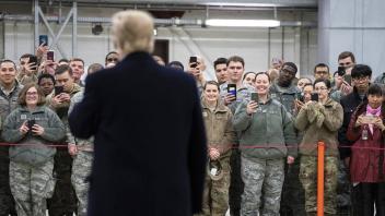 US-Präsident Donald Trump will offenbar Truppen aus Deutschland abziehen. Das berichteten mehrere Medien.