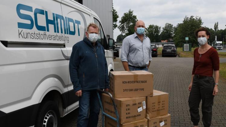 10.000 Mund-Nasen-Schutze für die Ukraine: (von links) Heinz Humbert vom DRK bedankte sich bei Schmidt-Geschäftsführer Carsten Czilwa und Sigrid Wulkotte.