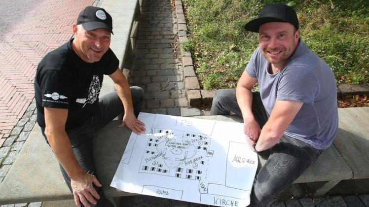 Uwe Kalms (links) vom Uthoka Brouwstudio aus den Niederlanden und der Lingener Gastronom Markus Quadt mit den Plänen für das Bierkultur-Karussell.