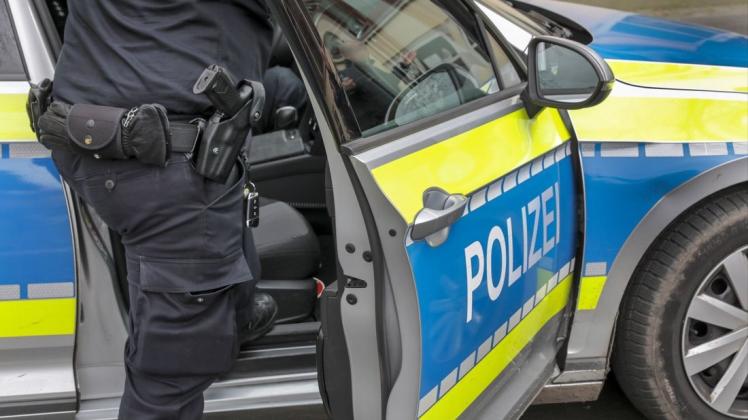 Zahlreiche Schaulustige haben am Sonntagabend Einsatzkräfte in Bremen behindert. Zahlreiche Schaulustige haben am Sonntagabend Einsatzkräfte in Bremen behindert.