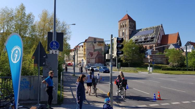 Der Radentscheid Rostock funktionierte am Samstagnachmittag eine Spur der Ernst-Barlach-Straße in einen geschützten Radweg um. Über 200 Radfahrer freuten sich über den zusätzlichen Platz.
