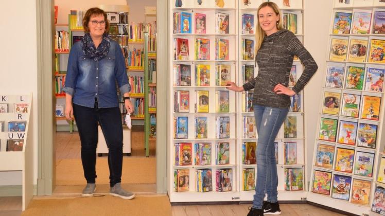 Große Resonanz und viele Besucher haben Kerstin Rutz und Helen Danneberg (v.l.) in der Bibliothek verzeichnet.