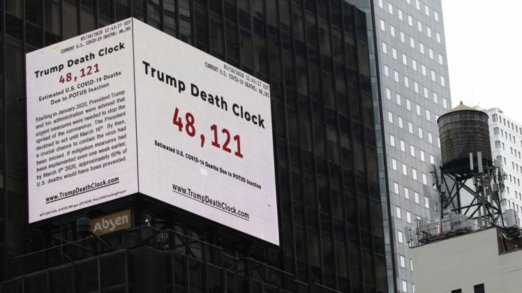 Die "Trump Todesuhr" am Times Square zählt die Corona-Toten und weist dem Präsidenten die Schuld zu.