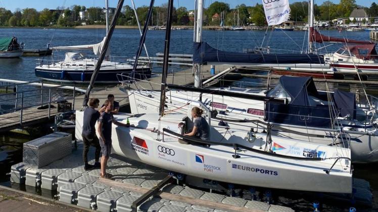 „Charlotte“ ist als erstes der beiden J/70-Bundesliga-Boote des ASVW wieder im Wasser. Steuerfrau Johanna Meier befindet sich schon an Bord, außerdem beim Arbeitseinsatz (von links): Matthias Rummel, hinten Matthes Waack, Hauke Sponholz.
