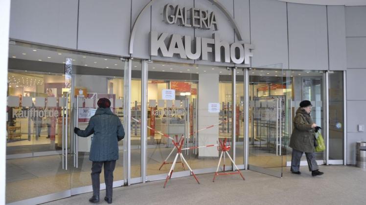 Wie geht es weiter mit Galeria Kaufhof in der Rostocker Innenstadt? Per Brief wurden die Mitarbeiter über mögliche Filialschließungen und Entlassungen informiert.